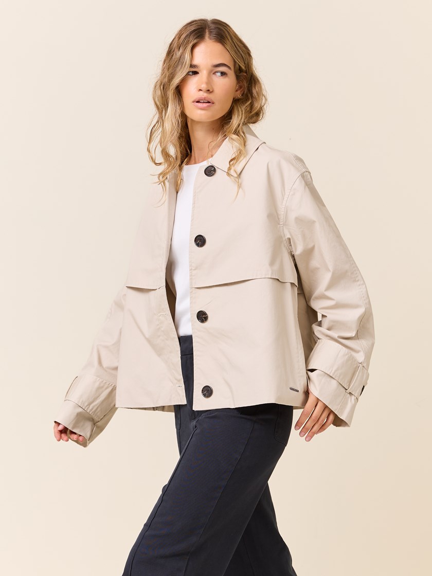 7510450 I4C 7510450_I4C-JEANPAUL-S25-Modell-Front_4508_Anniken kort trench I4C_Anniken kort trench I4C 7510450.jpg_Front||Front