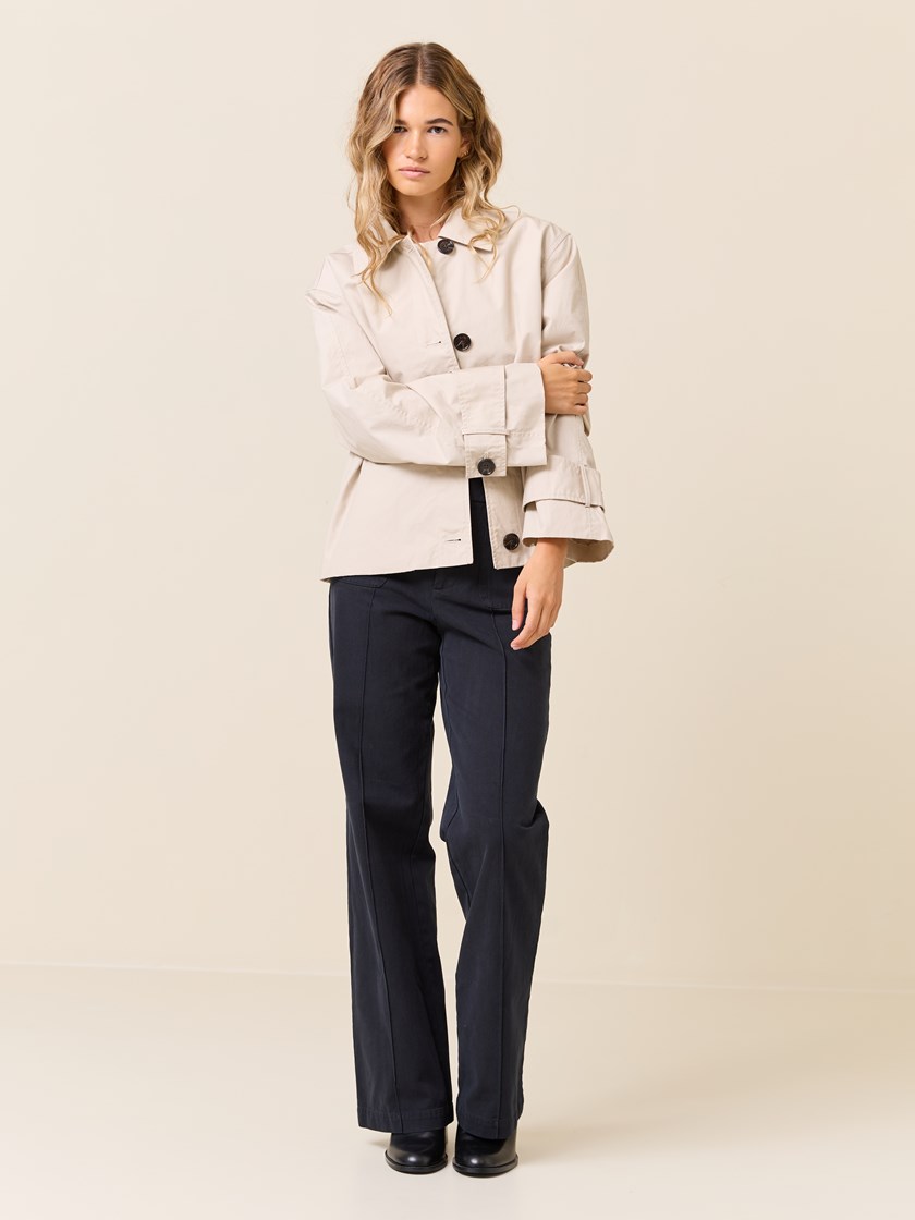 7510450 I4C 7510450_I4C-JEANPAUL-S25-Modell-Front_5465_Anniken kort trench I4C_Anniken kort trench I4C 7510450.jpg_Front||Front