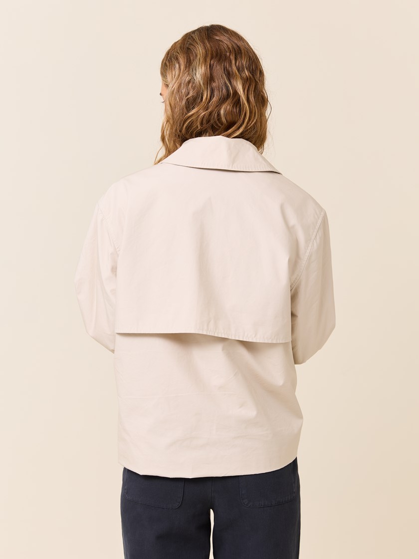 7510450 I4C 7510450_I4C-JEANPAUL-S25-Modell-Front_5652_Anniken kort trench I4C_Anniken kort trench I4C 7510450.jpg_Front||Front