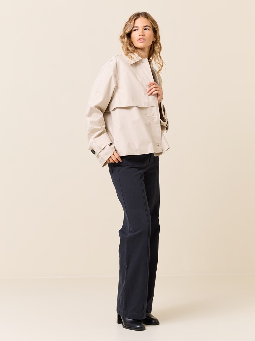 7510450 I4C 7510450_I4C-JEANPAUL-S25-Modell-Front_5788_Anniken kort trench I4C_Anniken kort trench I4C 7510450.jpg_Front||Front