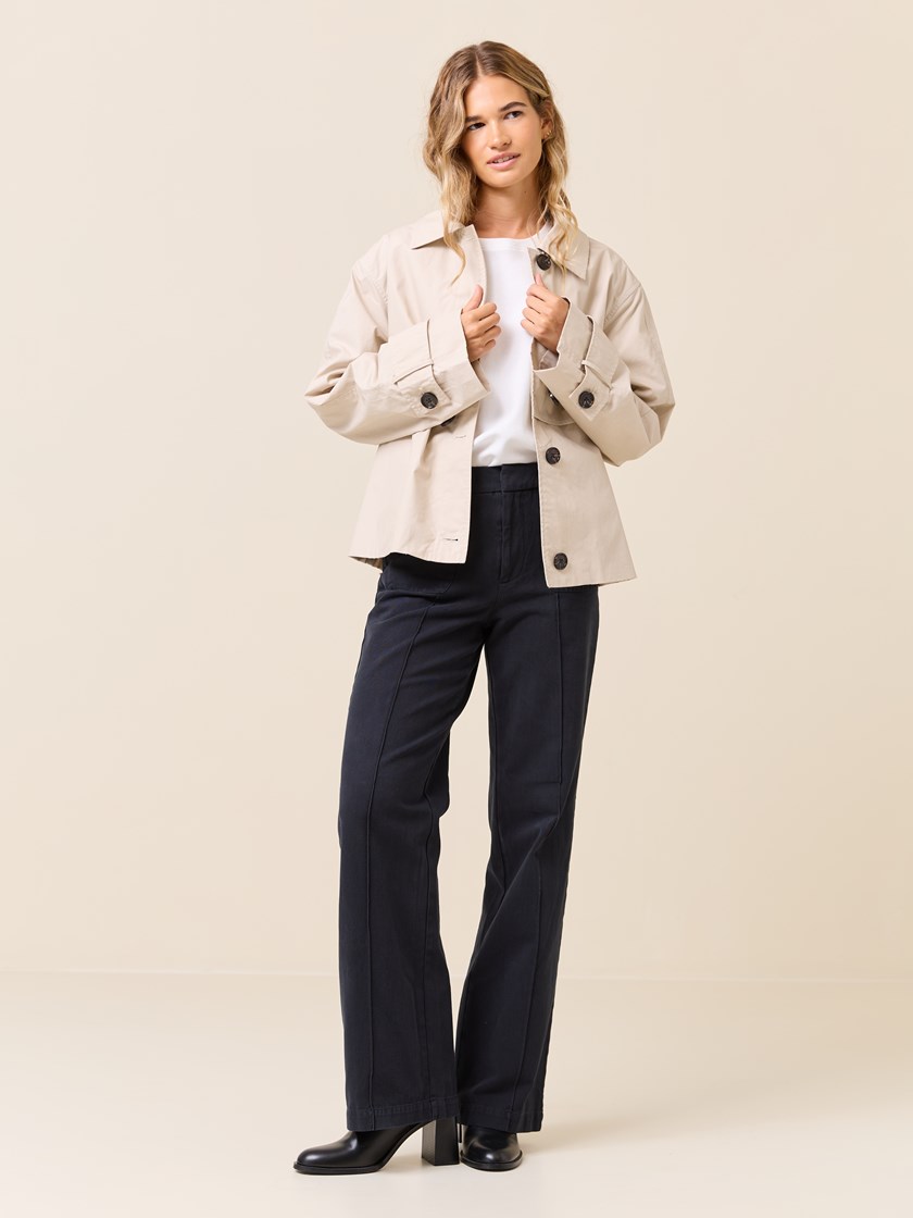 7510450 I4C 7510450_I4C-JEANPAUL-S25-Modell-Front_7512_Anniken kort trench I4C_Anniken kort trench I4C 7510450.jpg_Front||Front