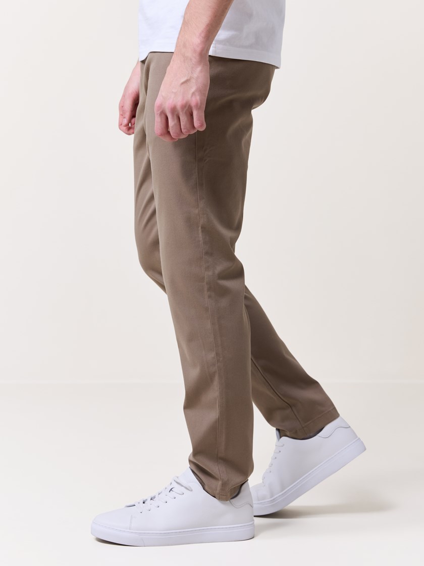 7510456 A4K 7510456_A4K-MARIOCONTI-S25-Modell-Front_chn=match_2061_Forli chino A4K_Forli chinos A4K.jpg_Front