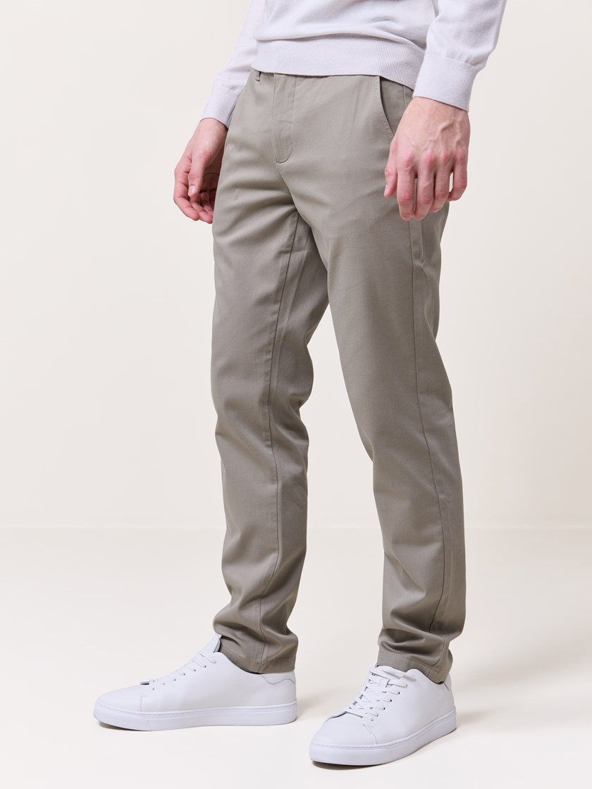 7510456 ADO 7510456_ADO-MARIOCONTI-S25-Modell-Front_chn=match_5279_Forli chino ADO_Forli chinos ADO.jpg_Front