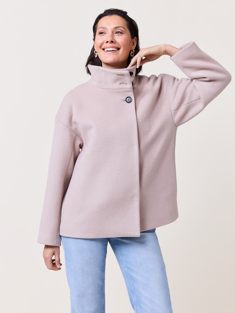 Mari jakke 7510459_I2N-MARIEPHILIPPE-S25-Modell-Front_chn=match_1397_Mari jakke I2N_Mari jakke I2N 7510459.jpg_Front||Front