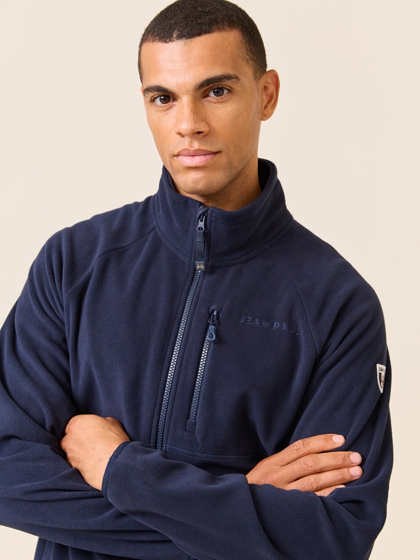 7510487 EM6 7510487_EM6-JEANPAUL-S25-Modell-Front_3977_Perry fleecejakke EM6.jpg_Front||Front