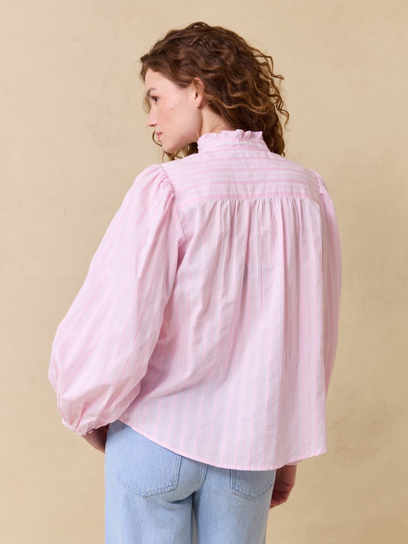 7510490 MZ1 7510490_MZ1-JEANPAUL-S25-Modell-Front_1520_Katrina bluse MZ1.jpg_Front||Front