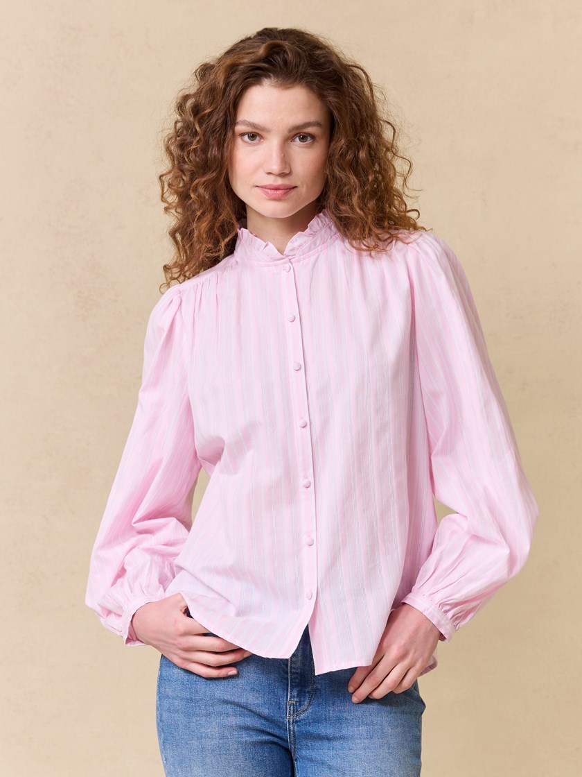 7510490 MZ1 7510490_MZ1-JEANPAUL-S25-Modell-Front_4188_Katrina bluse MZ1.jpg_Front||Front