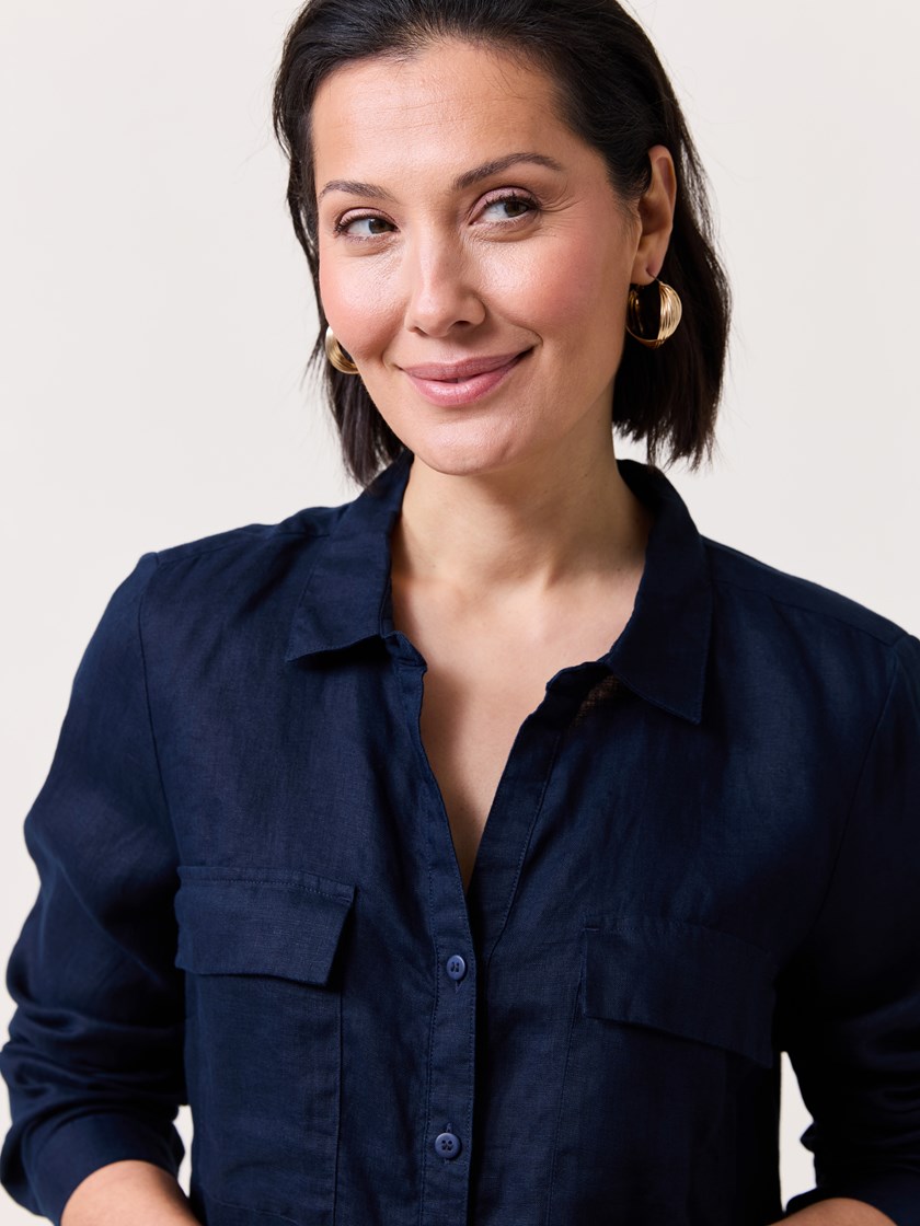7510574 EM6 7510574_EM6-MARIEPHILIPPE-S25-Modell-Front_chn=match_9618_Meghan linskjorte EM6.jpg_Front