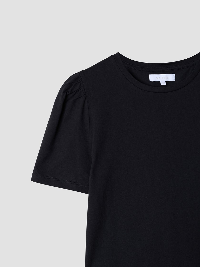 7510618 ID2 7510618_ID2-VAVITE-S25-Front_7481_Olivia pufferm t-skjorte ID2.jpg_Front||Front
