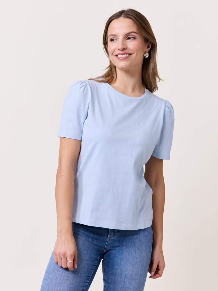 Olivia pufferm t-skjorte 7510618_S48-VAVITE-S25-Modell-Front_chn=match_2052_Olivia pufferm t-skjorte S48 7510618.jpg_Front