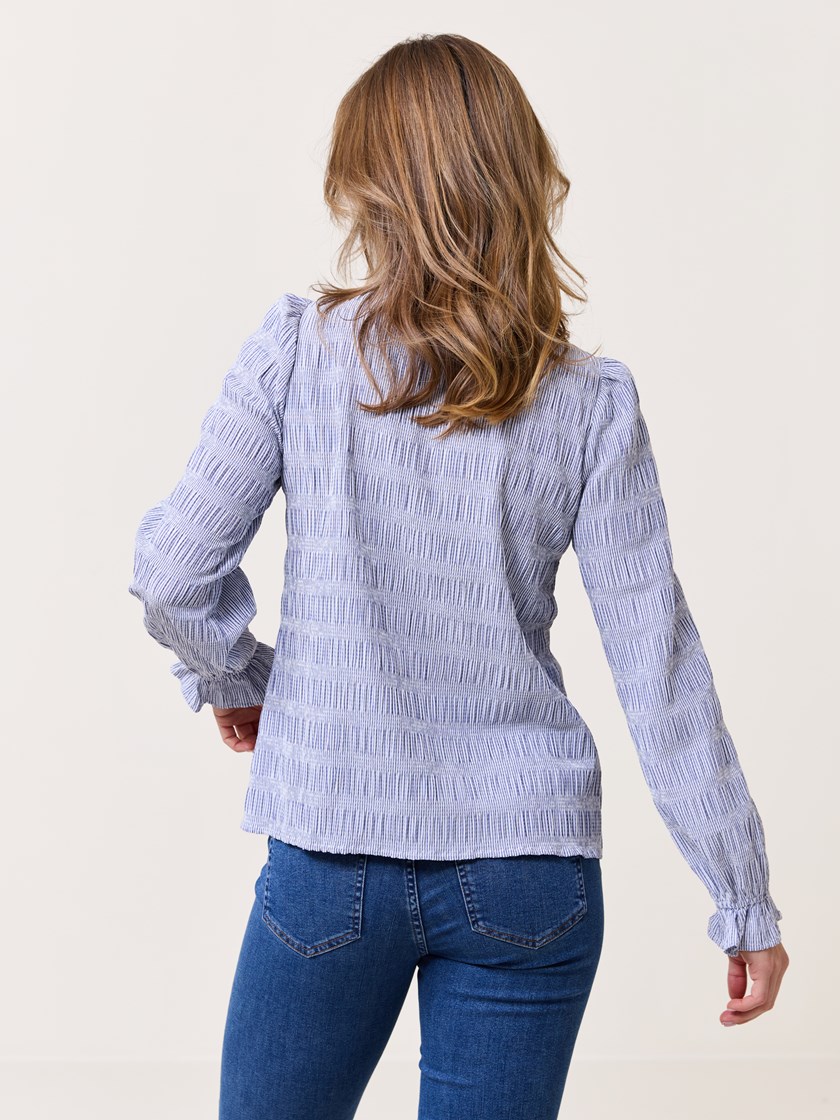 7510635 S49 7510635_MJO-VAVITE-S25-Modell-Back_chn=match_2189_Ellie bluse S49.jpg_