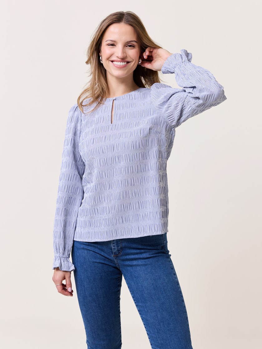 7510635 S49 7510635_MJO-VAVITE-S25-Modell-Front_chn=match_1042_S49_Ellie bluse S49.jpg_