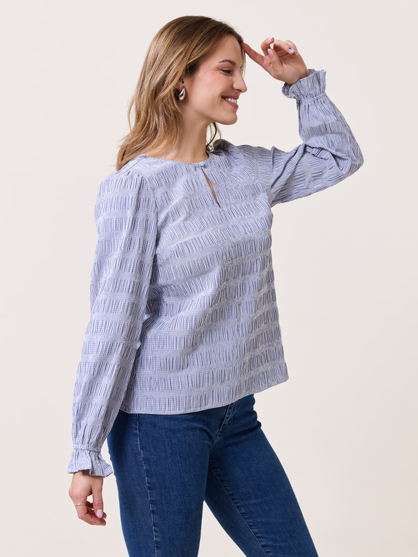 7510635 S49 7510635_MJO-VAVITE-S25-Modell-Right_chn=match_3836_Ellie bluse S49.jpg_