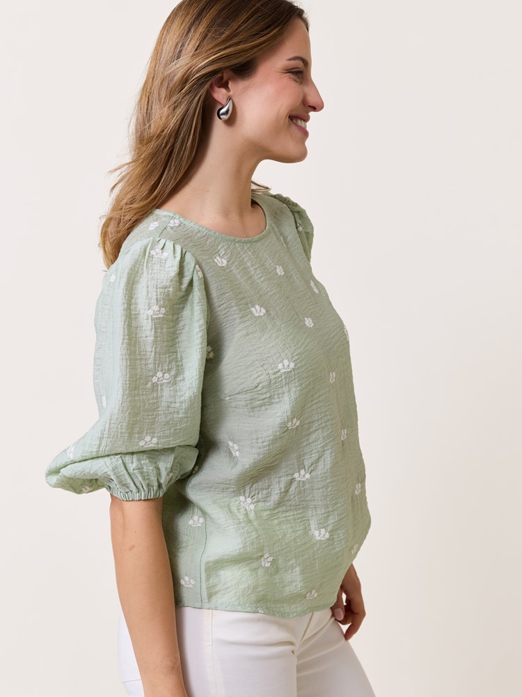 April bluse 7510716_GBI-VAVITE-S25-Modell-Right_chn=match_4805_April bluse GBI 7510716.jpg_Right||Right