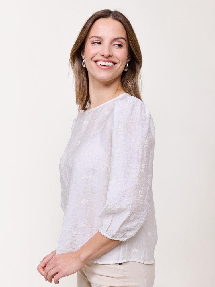 April bluse 7510716_O79-VAVITE-S25-Modell-Left_chn=match_4511_April bluse O79_April bluse O79 7510716.jpg_Left||Left