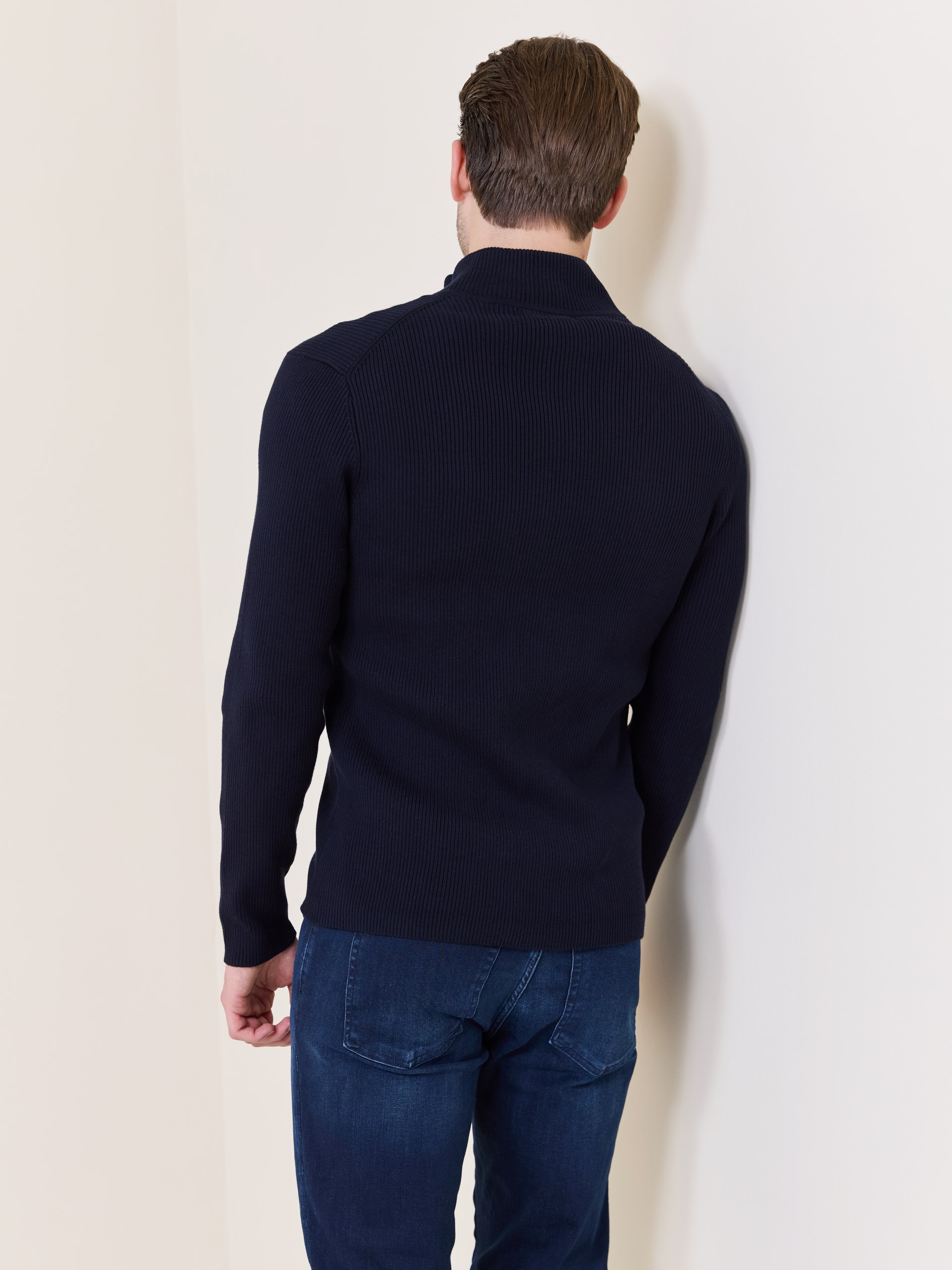 7510893 EN9 7510893_EN9-MARIOCONTI-S25-Modell-Back_chn=match_4607_Bruno zip cardigan EN9.jpg_Back||Back