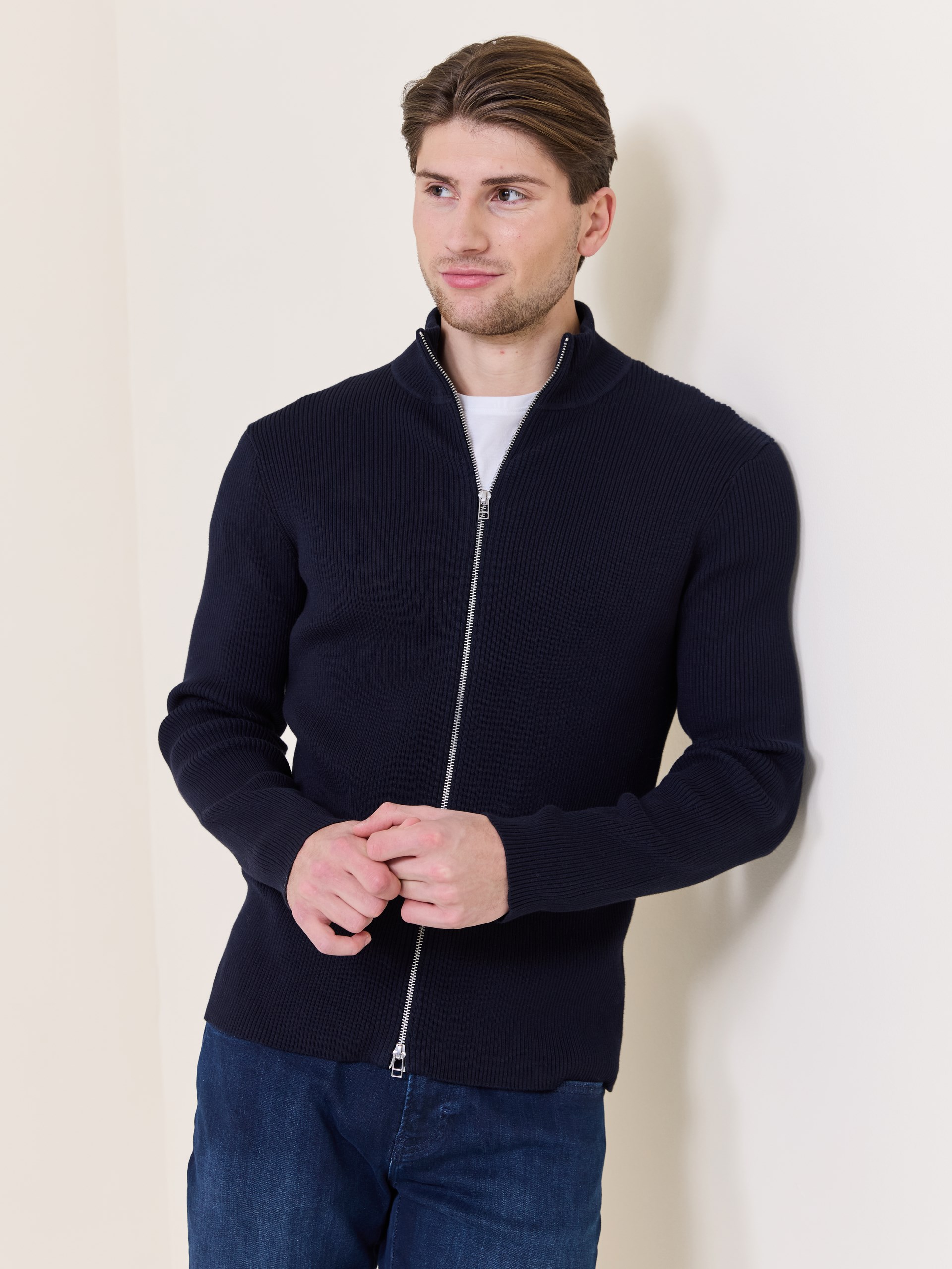 7510893 EN9 7510893_EN9-MARIOCONTI-S25-Modell-Front_chn=match_2354_Bruno zip cardigan EN9.jpg_Front||Front