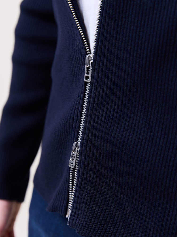 Bruno zip cardigan 7510893_EN9-MARIOCONTI-S25-Modell-Front_chn=match_3417_Bruno zip cardigan EN9 7510893.jpg_Front||Front