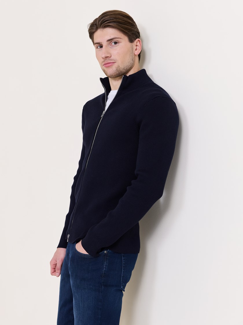 7510893 EN9 7510893_EN9-MARIOCONTI-S25-Modell-Front_chn=match_709_Bruno zip cardigan EN9.jpg_Front||Front