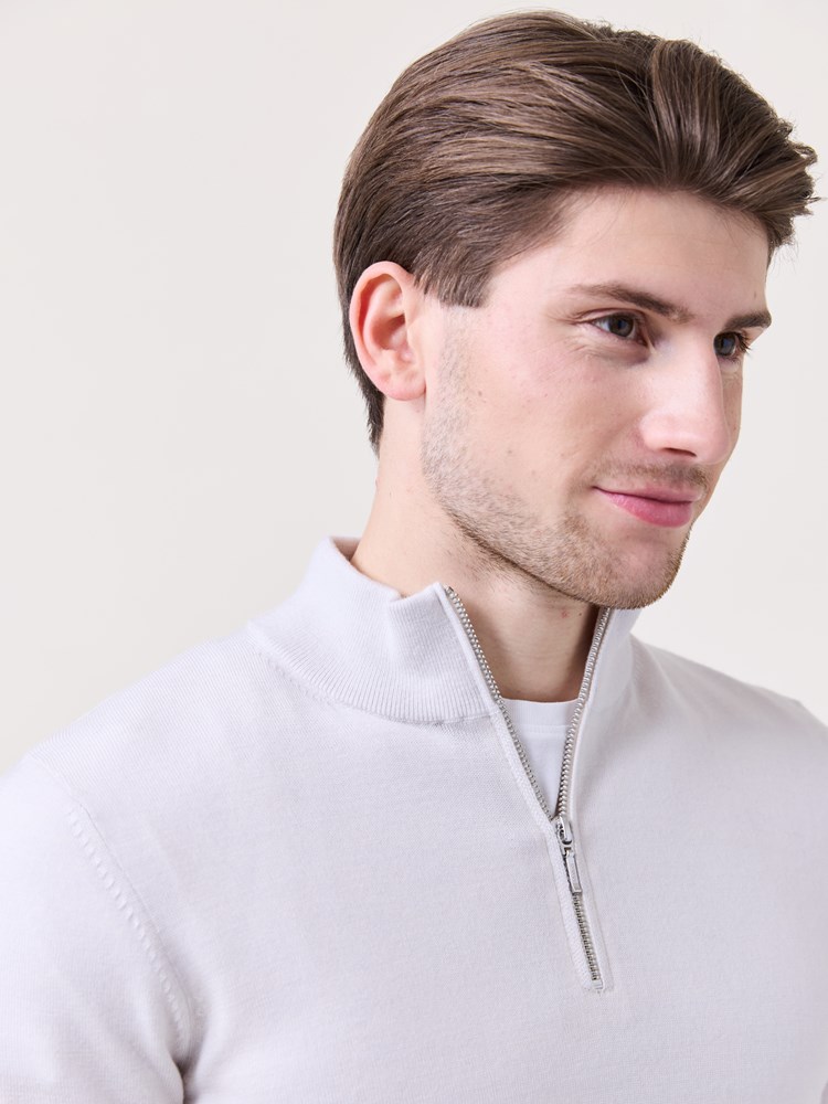 Alonzo merino zip genser 7510898_IGA-MARIOCONTI-S25-Modell-Front_chn=match_365_Alonzo merino zip genser IGA 7510898.jpg_Front||Front