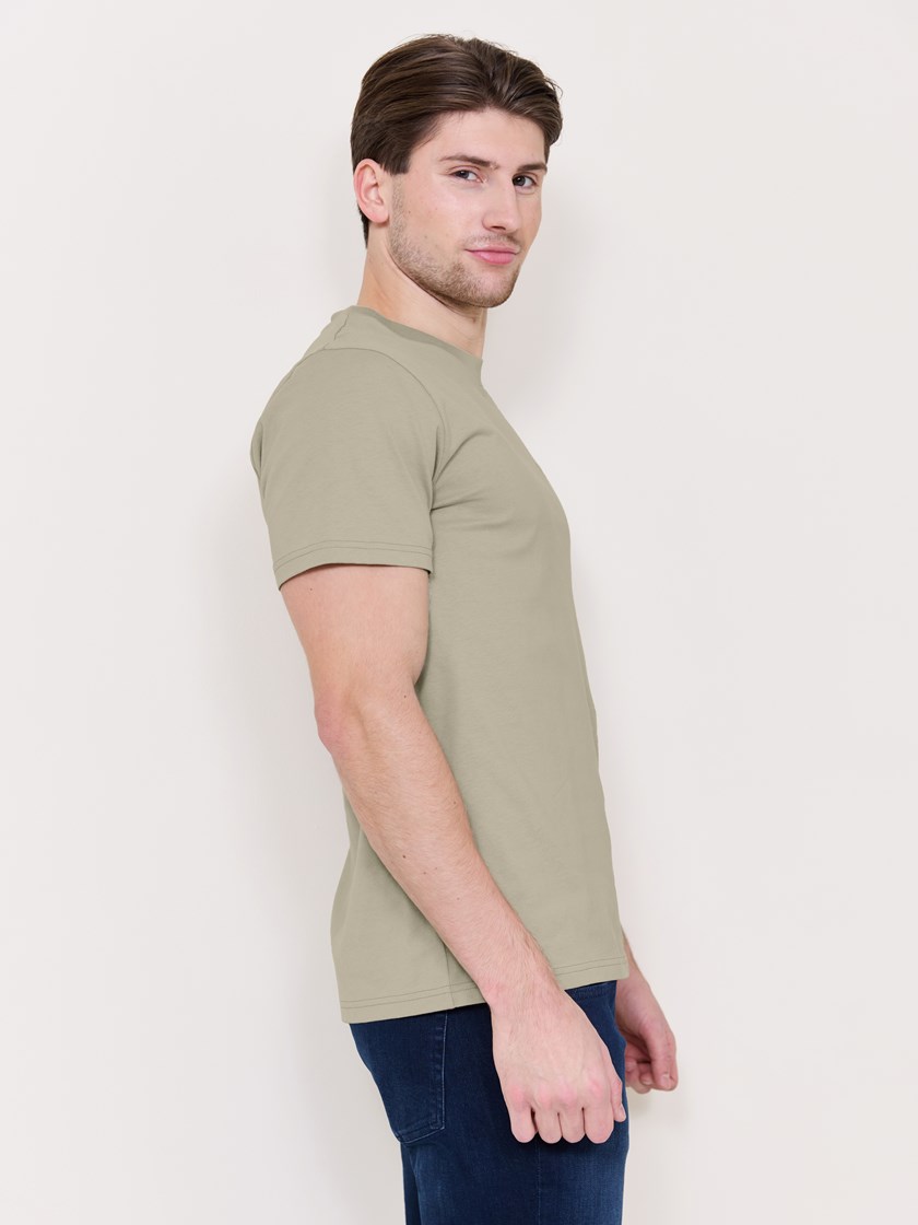 7511000 I3Y 7511000_I3Y-MARIOCONTI-S25-Modell-Front_chn=match_8165-redigert.jpg_Front||Front