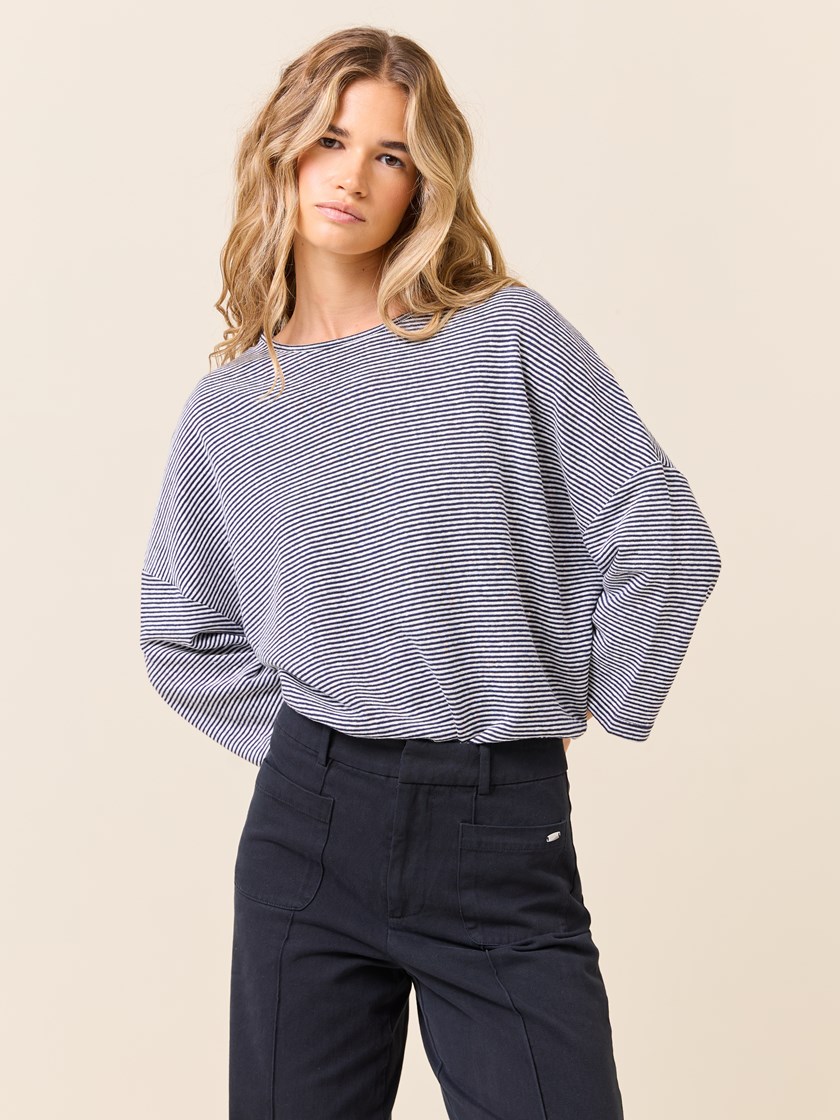 7511004 EM6 7511004_EM6_Jean Paul_Tina Stripet Topp_S25 (6)_Tina stripet topp EM6.jpg_