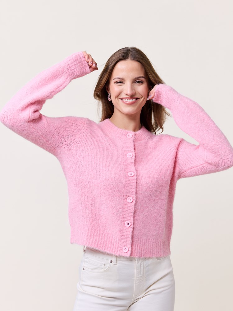 Kallie cardigan 7511045_MJO-VAVITE-S25-Modell-Front_chn=match_2697_Kallie cardigan MJO 7511045.jpg_Front