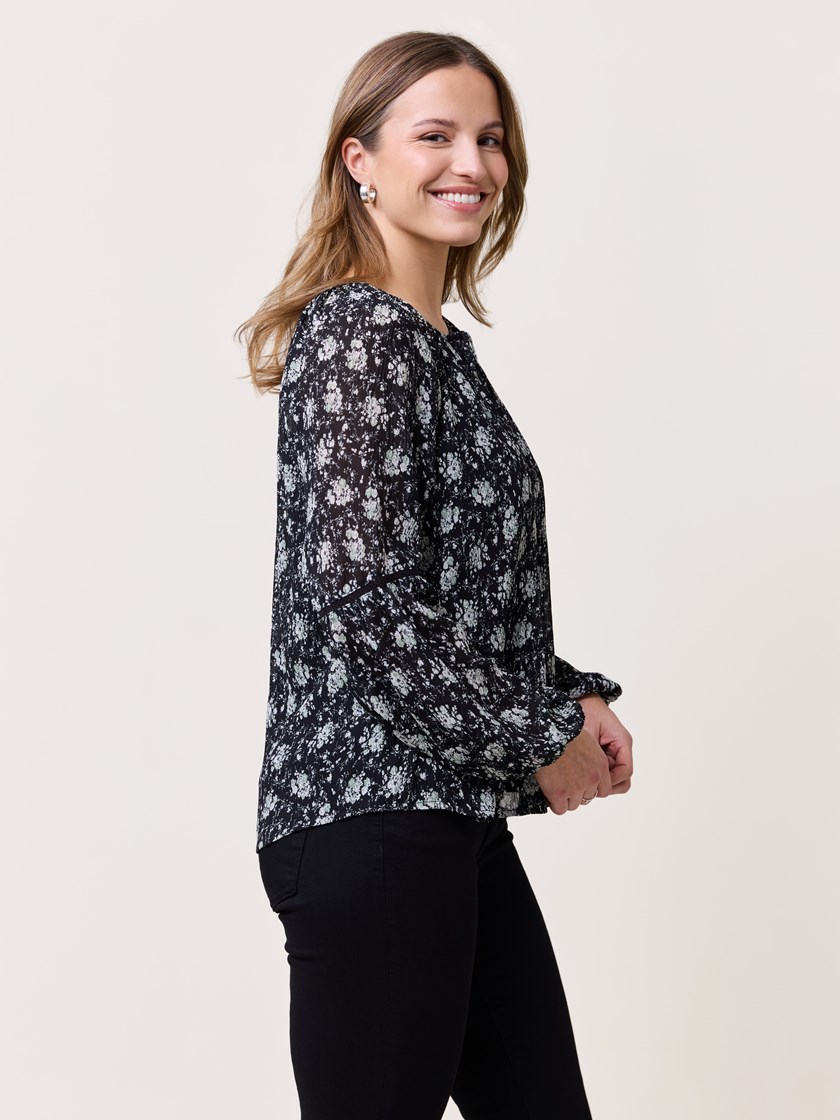 7511064 ID2 7511064_ID2-VAVITE-S25-Modell-Right_chn=match_2268_Milana bluse ID2.jpg_Right||Right