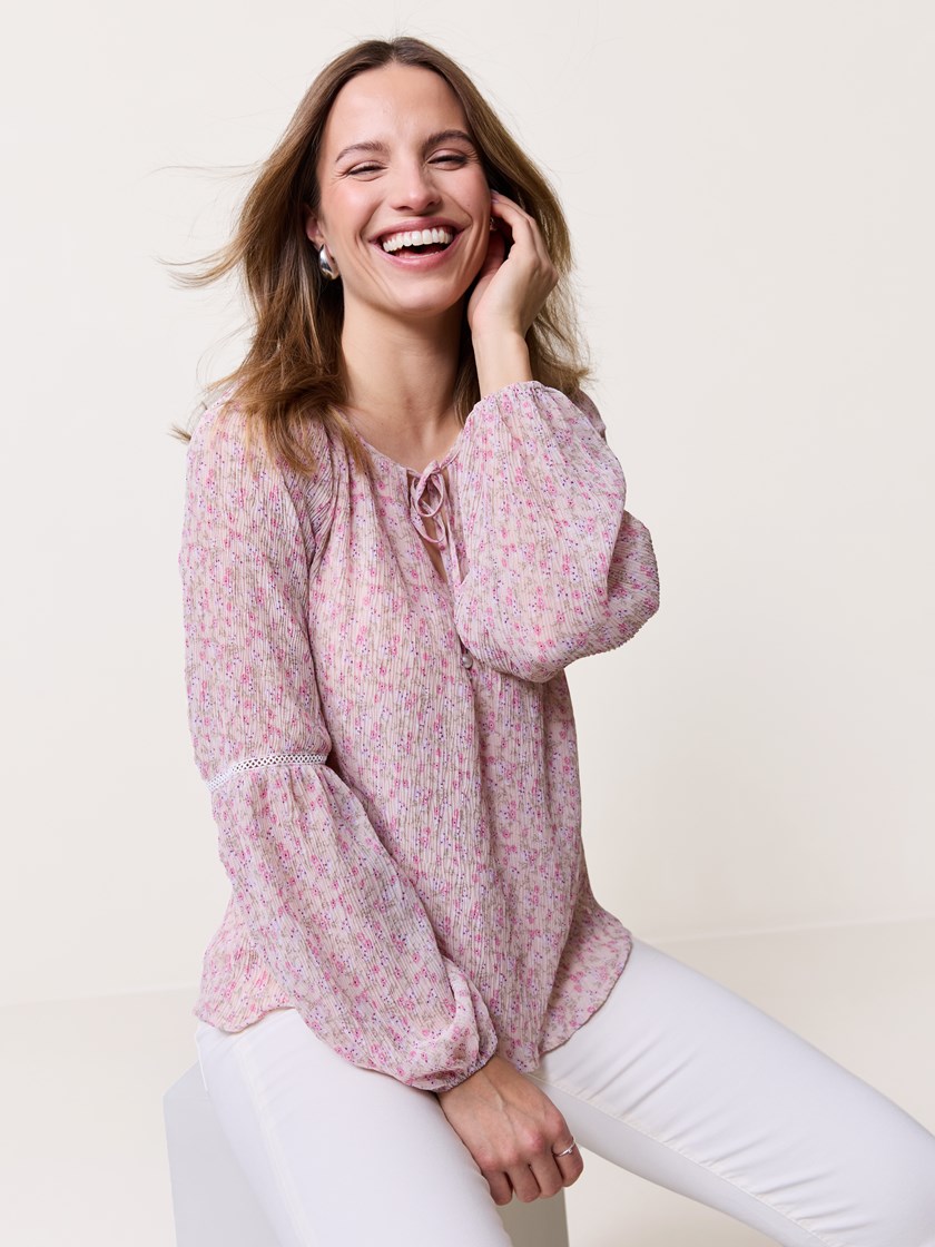 7511064 MJO 7511064_MJO-VAVITE-S25-Modell-Front_chn=match_7305_Milana bluse MJO.jpg_Front||Front
