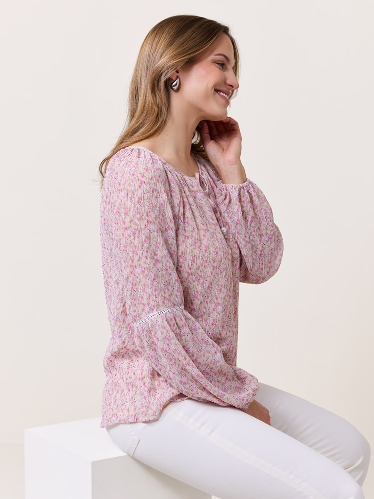 Milana bluse 7511064_MJO-VAVITE-S25-Modell-Right_chn=match_4492_Milana bluse MJO_Milana bluse MJO 7511064.jpg_Right