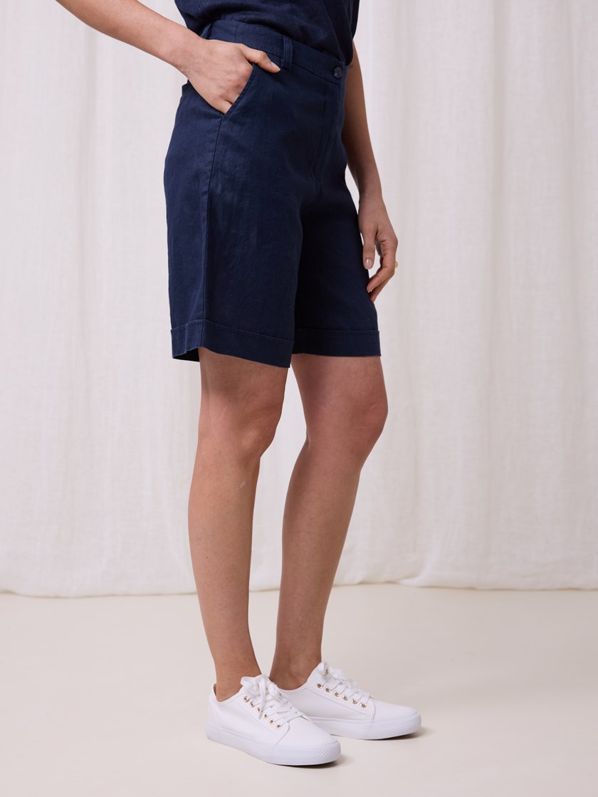 7511081 EM6 7511081_EM6-MARIEPHILIPPE-H25-Modell-Front_chn=match_8135_Meghan linshorts EM6.jpg_Front||Front