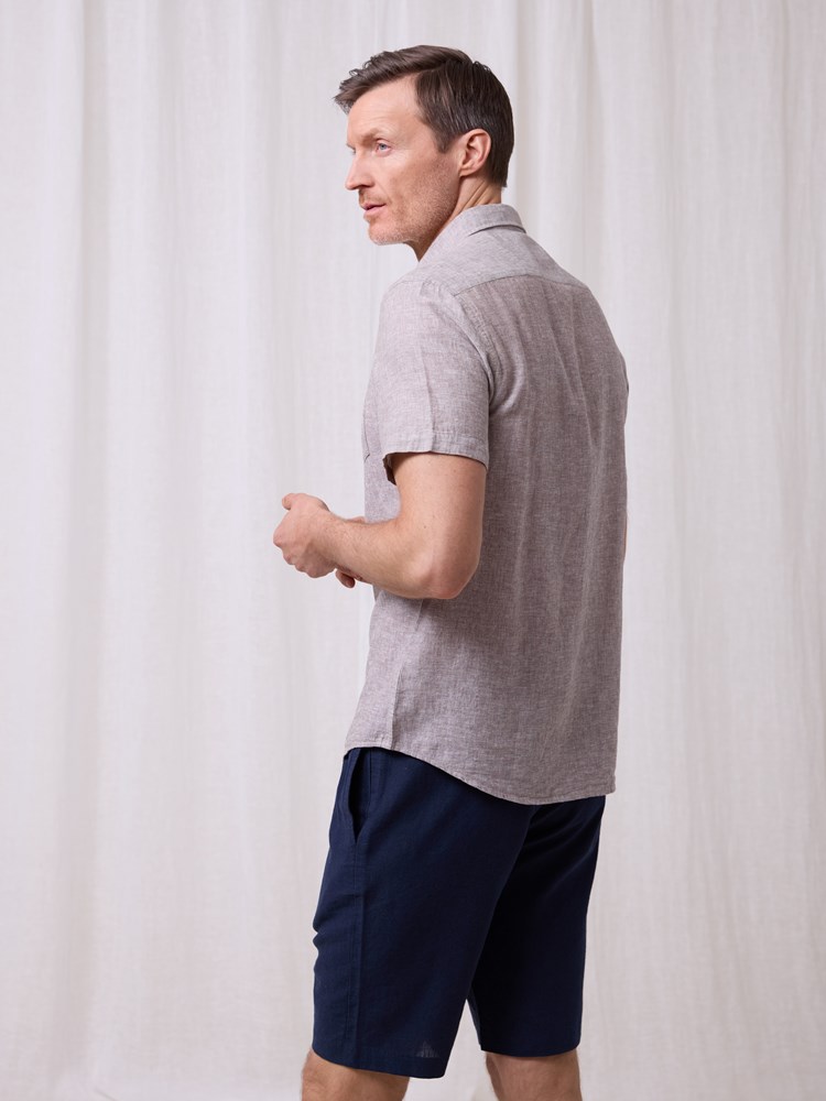 Elia skjorte i linmiks 7511324_AES-REDFORD-H25-Modell-Back_chn=match_4791_Elia skjorte AES_Elia skjorte i linmiks AES_Elia skjorte i linmiks AES 7511324.jpg_Back||Back