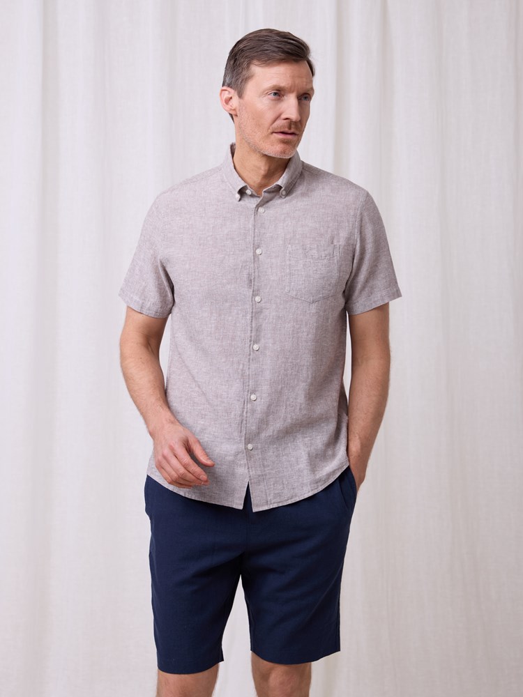 Elia skjorte i linmiks 7511324_AES-REDFORD-H25-Modell-Front_chn=match_5080_Elia skjorte AES_Elia skjorte i linmiks AES_Elia skjorte i linmiks AES 7511324.jpg_Front||Front