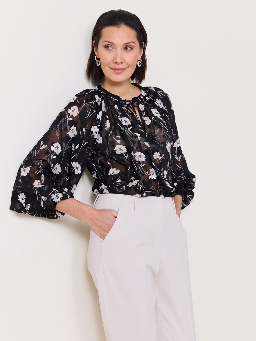 7511456 ID2 7511456_ID2-MARIEPHILIPPE-S25-Modell-Front_chn=match_5260_Evine bluse ID2.jpg_Front||Front