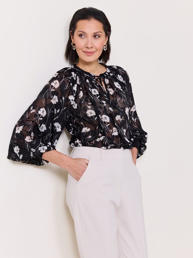 Evine bluse 7511456_ID2-MARIEPHILIPPE-S25-Modell-Front_chn=match_5260_Evine bluse ID2_Evine bluse ID2 7511456.jpg_Front||Front