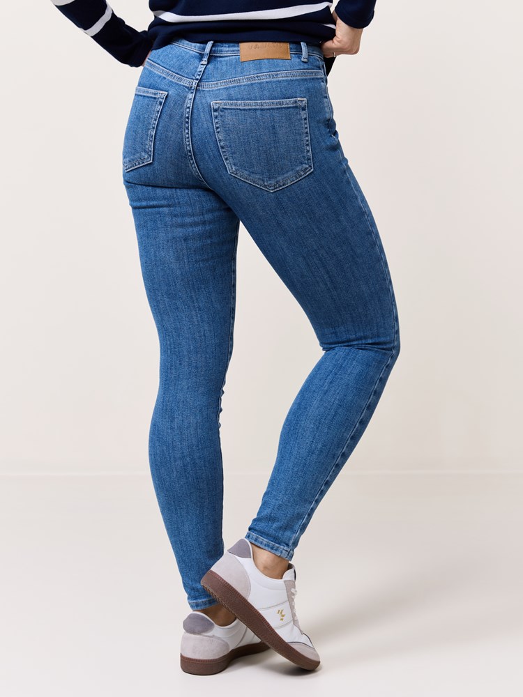 Sophia skinny super stretch 7511459_DAE-VAVITE-S25-Modell-Back_chn=match_26_Sophia skinny super stretch DAE 7511459.jpg_Back||Back