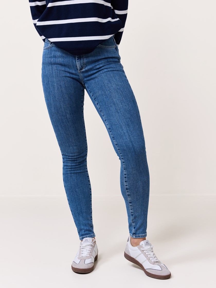 7511459 DAE 7511459_DAE-VAVITE-S25-Modell-Front_chn=match_9822_Sophia skinny super stretch DAE.jpg_Front||Front