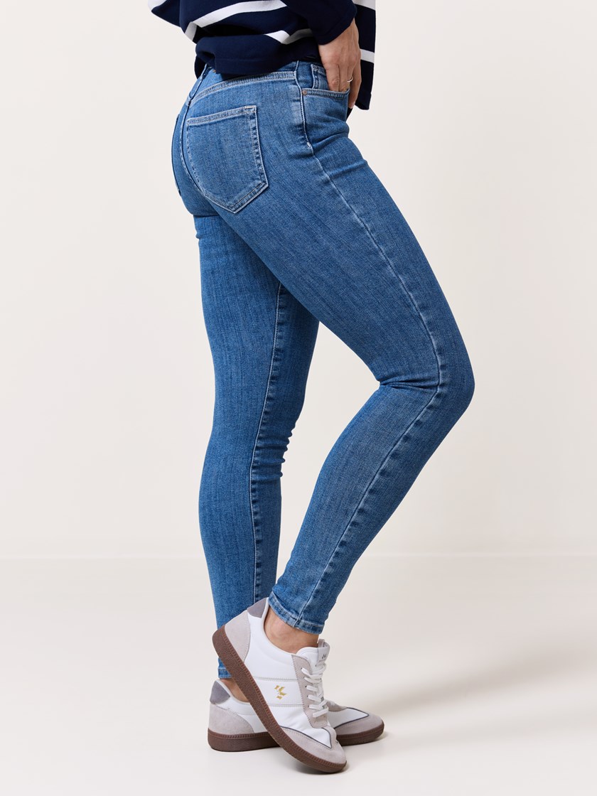 7511459 DAE 7511459_DAE-VAVITE-S25-Modell-Right_chn=match_1790_Sophia skinny super stretch DAE.jpg_Right||Right