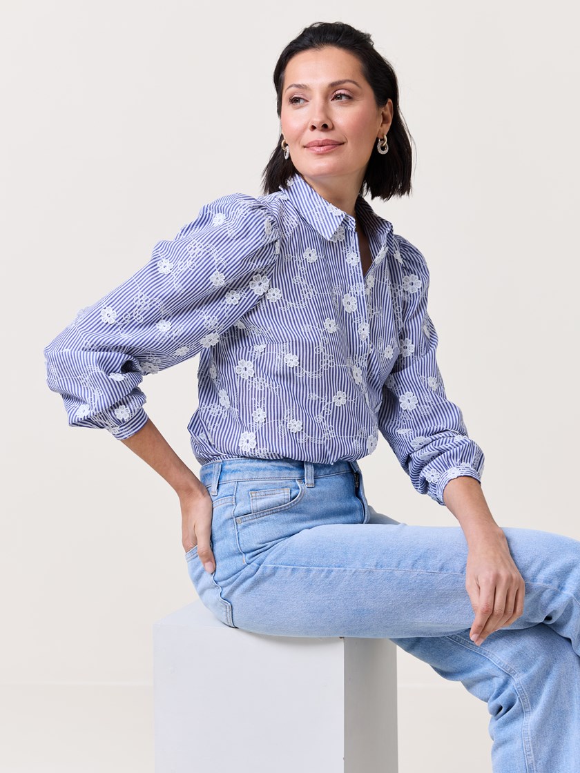 7511468 C17 7511468_C17-MARIEPHILIPPE-S25-Modell-Front_chn=match_1447_Johanne blondeskjorte C17.jpg_Front||Front