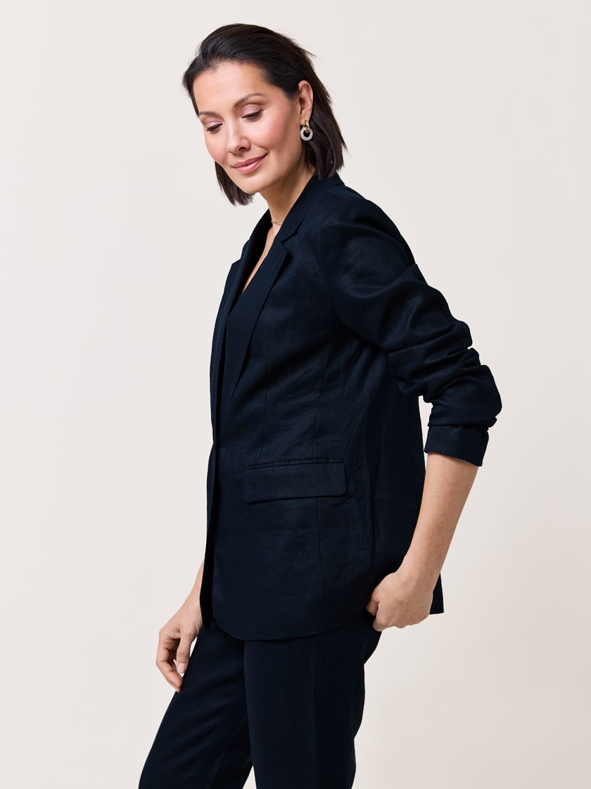 7511621 EM6 7511621_EM6-MARIEPHILIPPE-S25-Modell-Front_chn=match_7785_Meghan linblazer EM6.jpg_Front