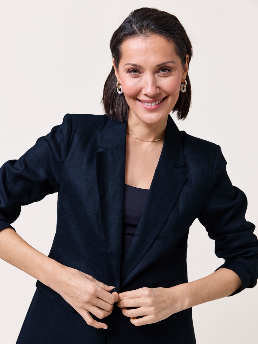 7511621 EM6 7511621_EM6-MARIEPHILIPPE-S25-Modell-Front_chn=match_9926_Meghan linblazer EM6.jpg_Front