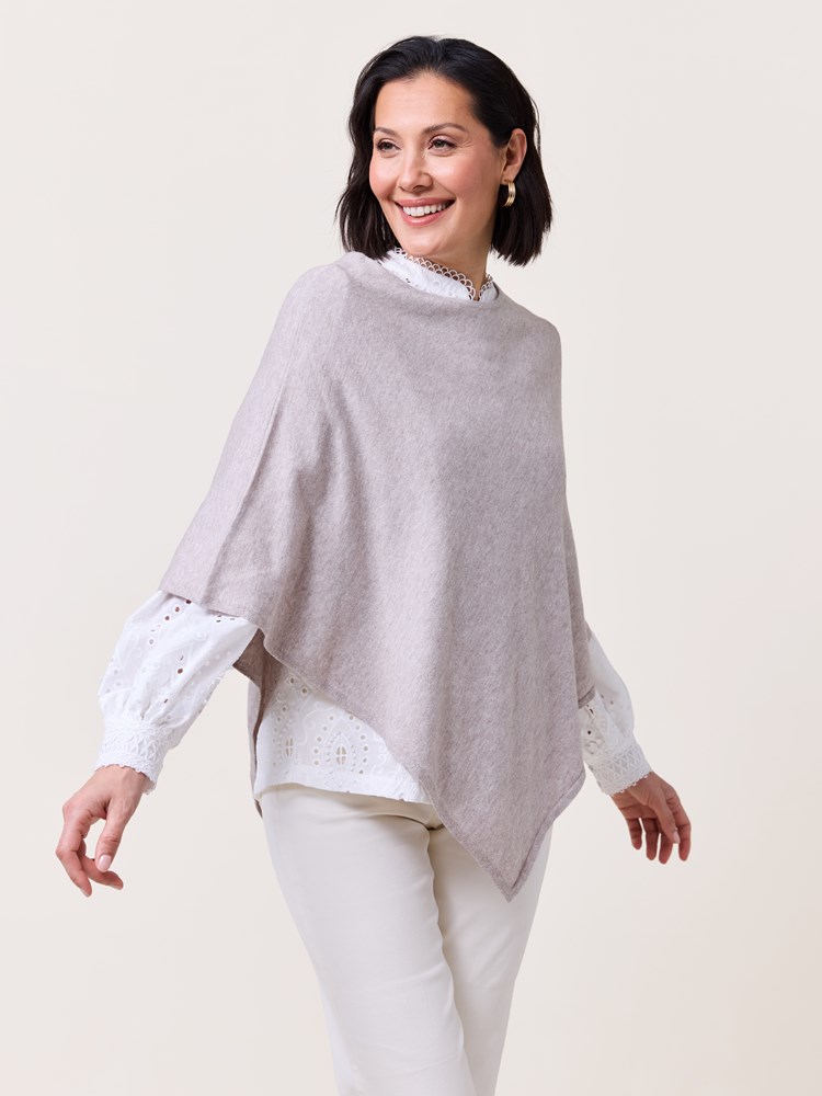 Olea poncho 7511625_AMA-MARIEPHILIPPE-S25-Modell-Front_chn=match_1042_Olea poncho AMA_Olea poncho AMA 7511625.jpg_Front