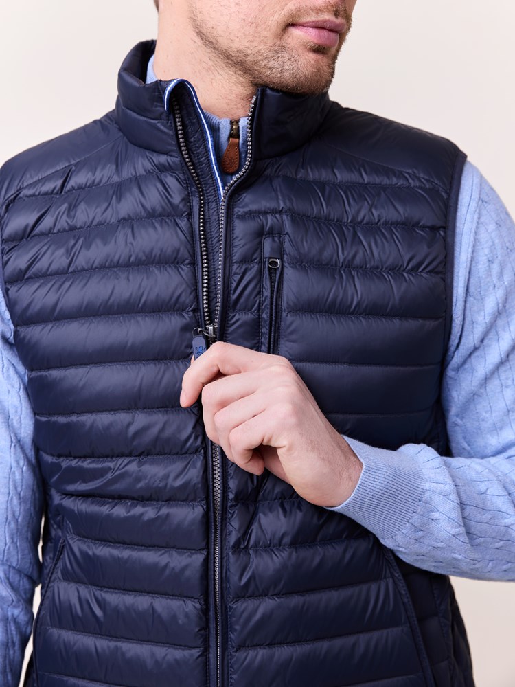 Gilmont vest 7511655_EMU-REDFORD-S25-Modell-Front_chn=match_4893_Gilmont dunvest EMU 7511655_Gilmont vest EMU.jpg_