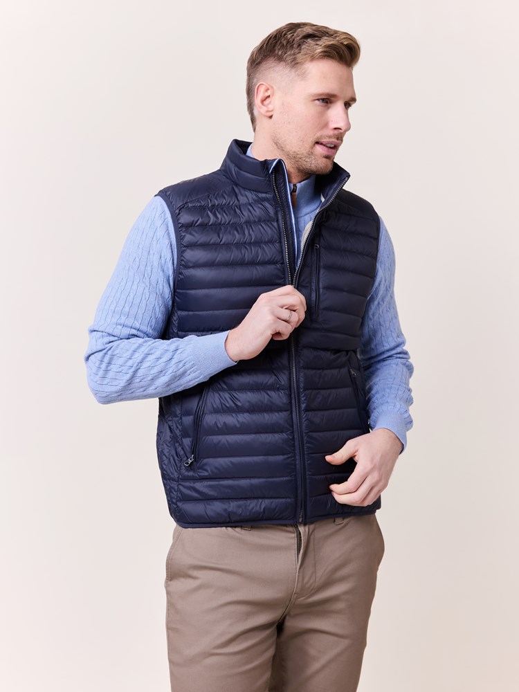 Gilmont vest 7511655_EMU-REDFORD-S25-Modell-Front_chn=match_7143_Gilmont dunvest EMU 7511655_Gilmont vest EMU.jpg_