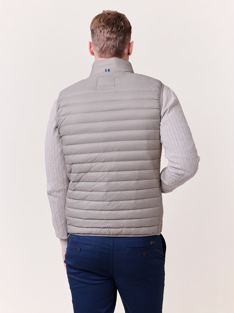 Gilmont vest 7511655_I3Y-REDFORD-S25-Modell-Back_chn=match_3177_Gilmont dunvest I3Y_Gilmont dunvest I3Y 7511655_Gilmont vest I3Y.jpg_