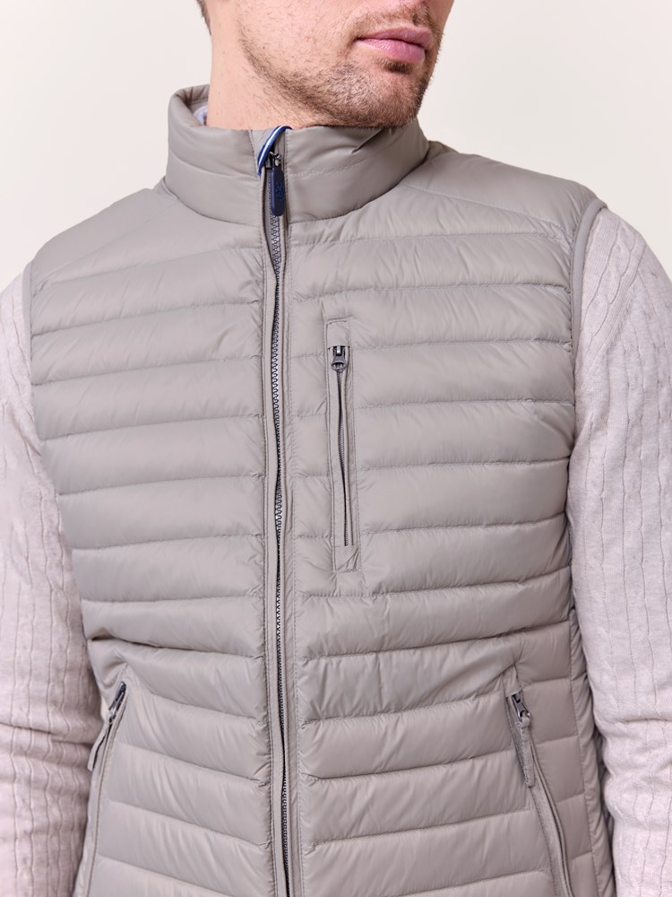 Gilmont vest 7511655_I3Y-REDFORD-S25-Modell-Front_chn=match_6288_Gilmont dunvest I3Y_Gilmont dunvest I3Y 7511655_Gilmont vest I3Y.jpg_