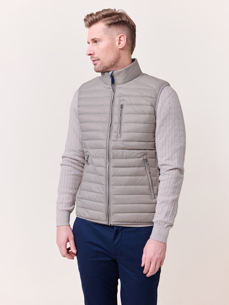 Gilmont vest 7511655_I3Y-REDFORD-S25-Modell-Front_chn=match_8986_Gilmont dunvest I3Y_Gilmont dunvest I3Y 7511655_Gilmont vest I3Y.jpg_