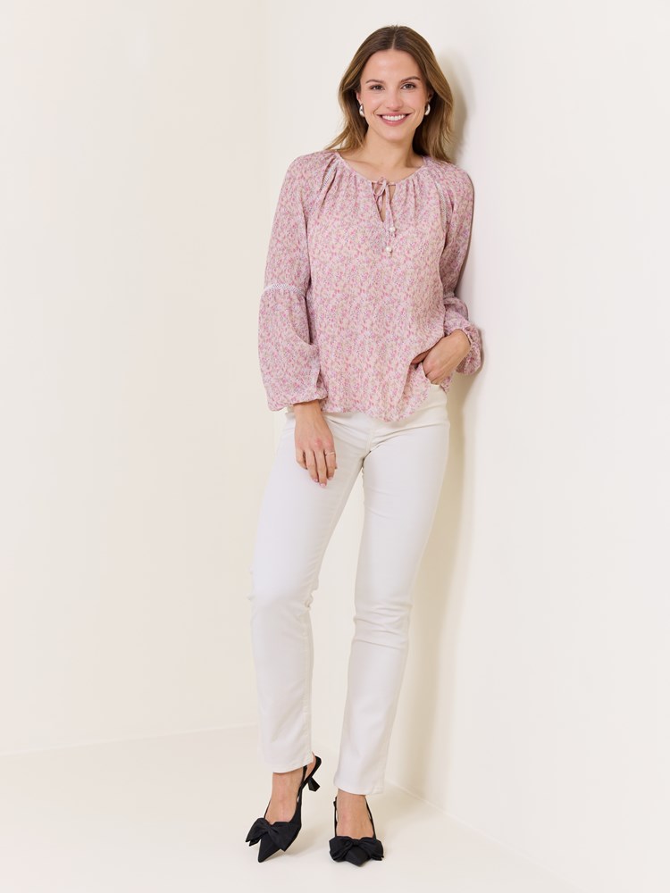 Sophia straight jeans 7511670_O63-VAVITE-S25-Modell-Front_chn=match_7069_Sophia straight jeans O63 7511670.jpg_Front||Front