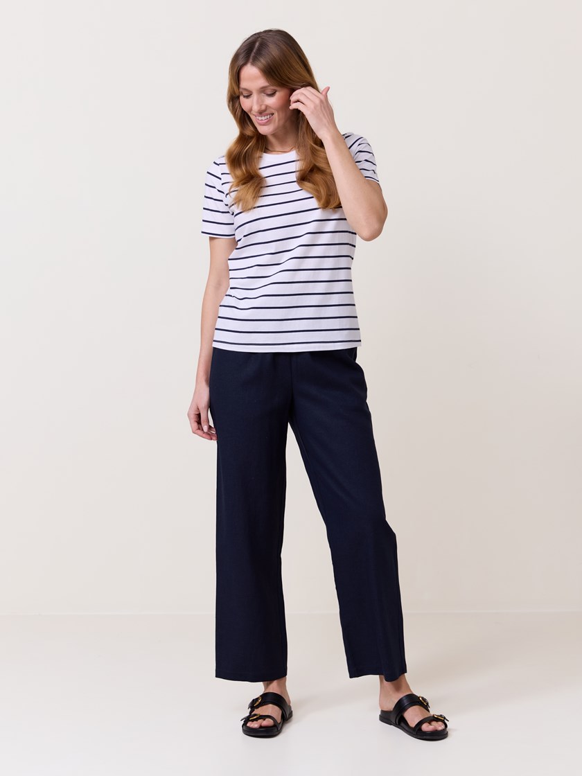 7511756 O68 7511756_O68-VAVITE-H25-Modell-Front_chn=match_7352_Olivia stripet t-skjorte O68.jpg_Front||Front
