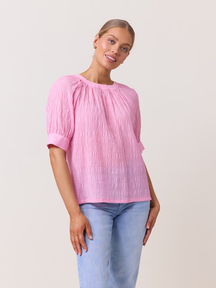 Janelle bluse 7511772_MLW-VAVITE-H25-Modell-Front_chn=match_2483_Janelle bluse MLW.jpg_Front||Front